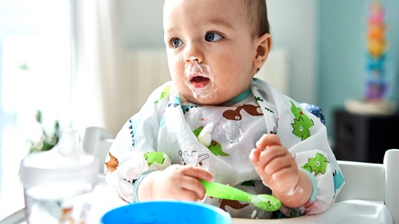 baby eating solid foods in high chair, best feeding schedule for baby