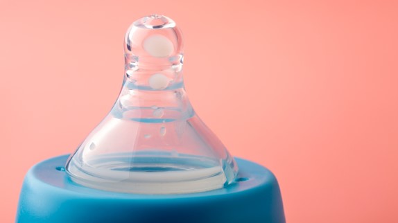 paced bottle feeding, baby bottle nipple with drops of milk